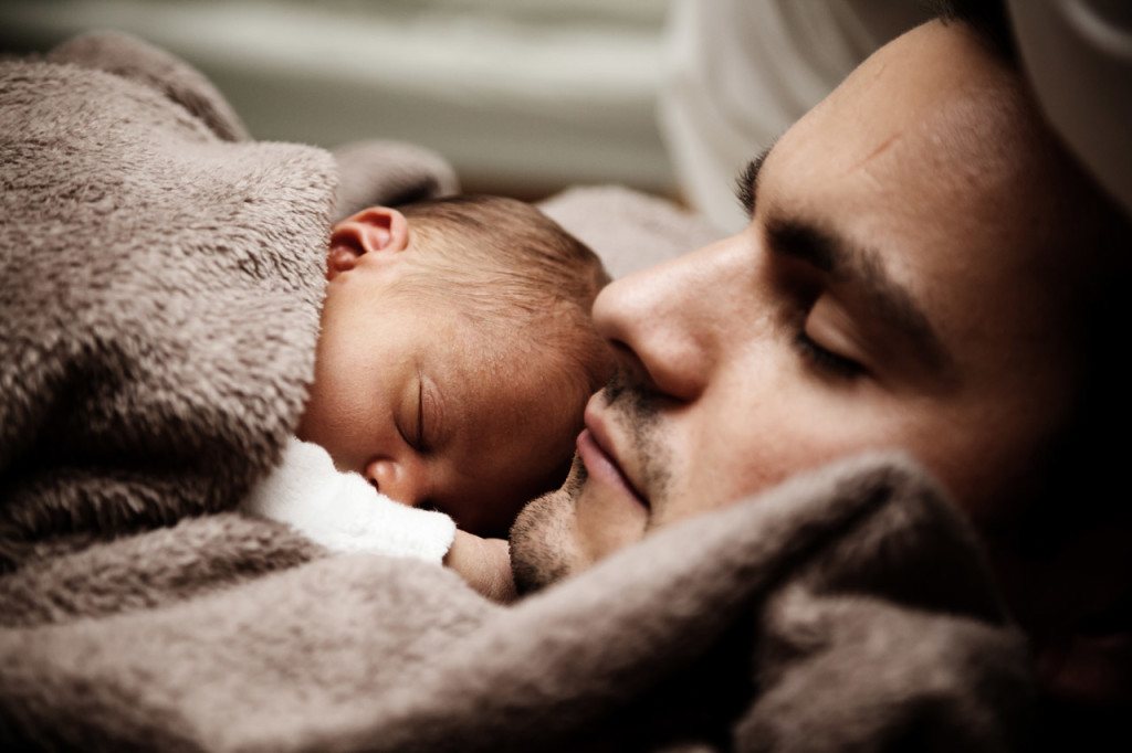 baby-and-dad-sleeping