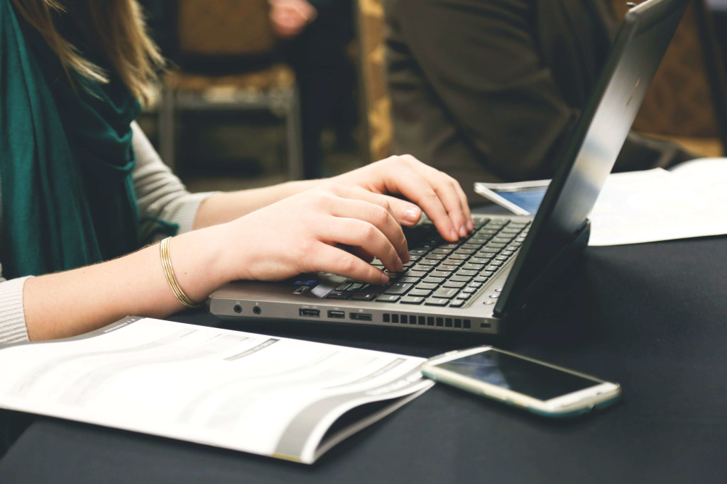 woman-typing-writing-windows(1)